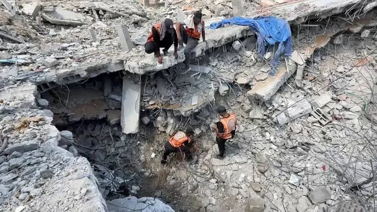 انتشال 55 رفات شهيد من تحت الأنقاض في قطاع غزة